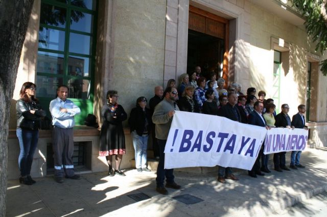 Se guarda un minuto de silencio a las puertas del Ayuntamiento como señal de condena por el último caso de violencia machista en Elda (Alicante), Foto 3