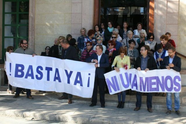 Se guarda un minuto de silencio a las puertas del Ayuntamiento como señal de condena por el último caso de violencia machista en Elda (Alicante), Foto 4