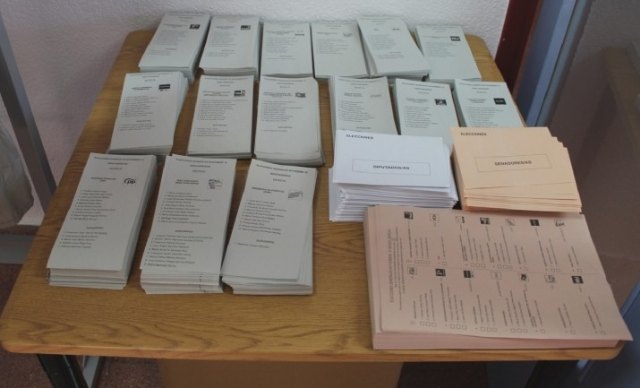 En Alcantarilla a las 14 horas ya han participado un 39,37%, 11.916 votos emitidos, de los 30.268 que pueden ejercer su voto - 1, Foto 1