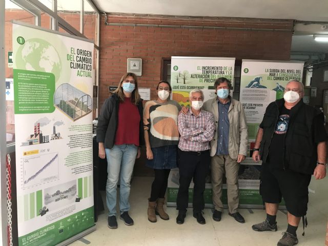 El IES Carlos III acoge una exposición, enmarcada en el proyecto Life Adaptate, sobre el cambio climático - 1, Foto 1