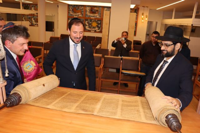 La comunidad judía de Málaga dona al Ayuntamiento de Lorca un Sefer Torá de más de 200 años de antigüedad - 1, Foto 1