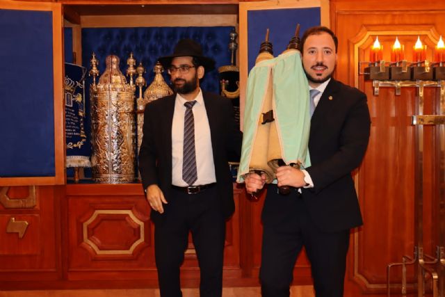 La comunidad judía de Málaga dona al Ayuntamiento de Lorca un Sefer Torá de más de 200 años de antigüedad - 2, Foto 2