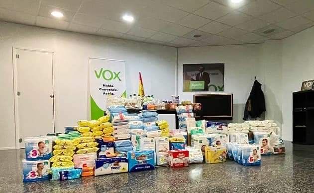 VOX Cieza lleva a cabo una campaña solidaria de recogida de artículos para bebés - 1, Foto 1