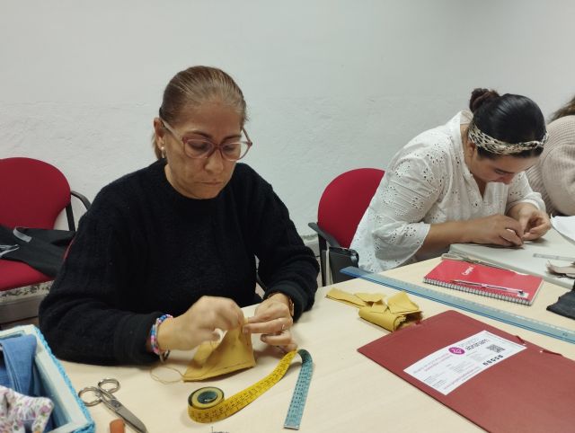 Proyecto Abraham pone en marcha un curso de costura en el centro de servicios sociales de Torre Pacheco - 1, Foto 1