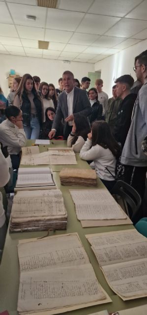 Estudiantes de Segundo de Bachillerato conocen la historia y patrimonio de Bullas en un recorrido por su archivo y Museo del Vino - 2, Foto 2