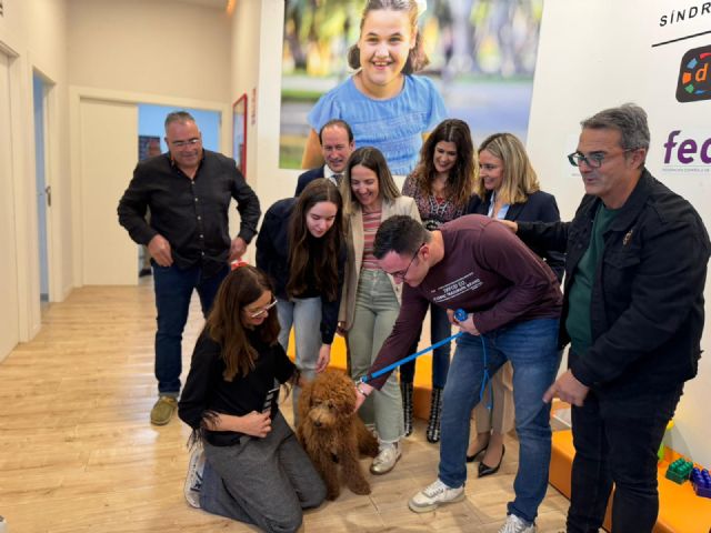 Entregan cinco perros de terapia a familias que conviven con enfermedades raras, Foto 1