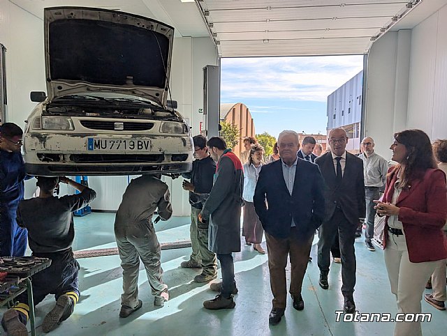 El IES Prado Mayor de Totana refuerza su apuesta por la FP con un nuevo taller de mantenimiento de vehículos, Foto 1