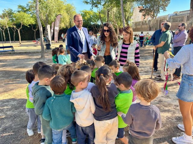 El CEIP Antonio Delgado Dorrego estrena nuevo arbolado gracias al Plan Foresta - 2, Foto 2