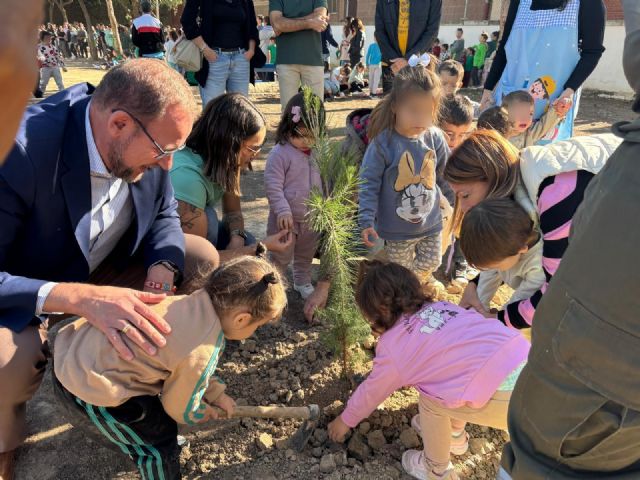 El CEIP Antonio Delgado Dorrego estrena nuevo arbolado gracias al Plan Foresta - 3, Foto 3