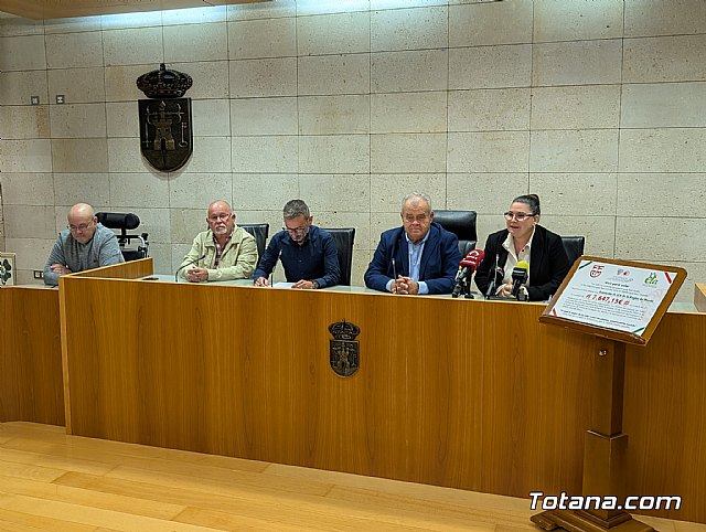 Totana se vuelca con la ELA y entrega un cheque de 7.647,15 euros tras un histórico partido benéfico, Foto 2