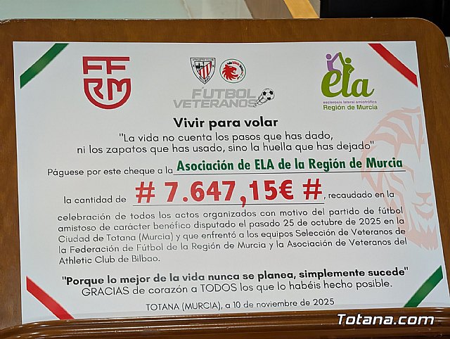 Totana se vuelca con la ELA y entrega un cheque de 7.647,15 euros tras un histórico partido benéfico, Foto 3