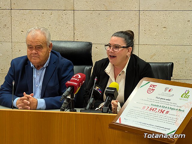 Totana se vuelca con la ELA y entrega un cheque de 7.647,15 euros tras un histórico partido benéfico, Foto 4
