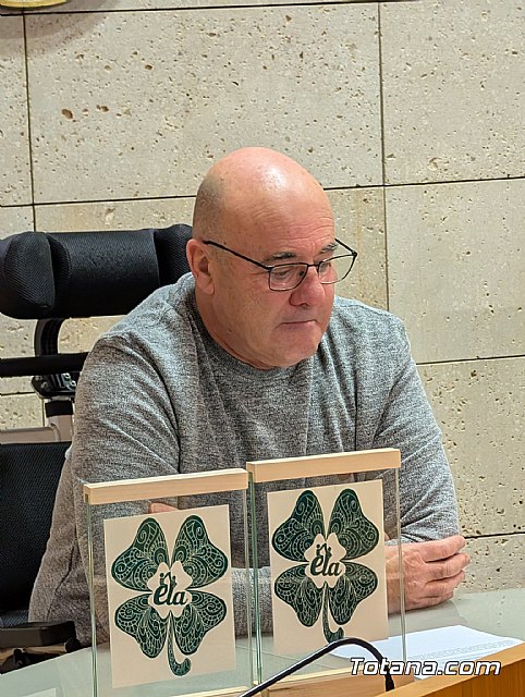 Totana se vuelca con la ELA y entrega un cheque de 7.647,15 euros tras un histórico partido benéfico, Foto 5