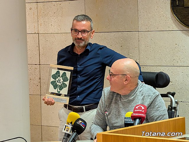 Totana se vuelca con la ELA y entrega un cheque de 7.647,15 euros tras un histórico partido benéfico, Foto 8