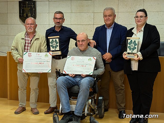 Totana se vuelca con la ELA y entrega un cheque de 7.647,15 euros tras un histórico partido benéfico, Foto 9