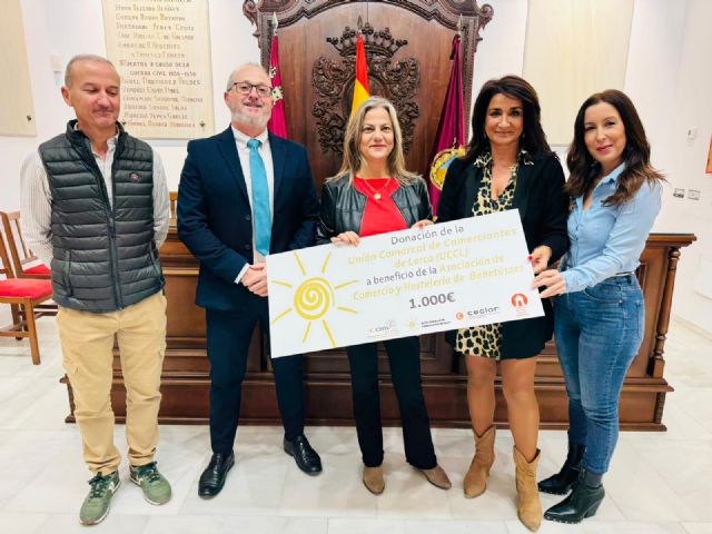 El Ayuntamiento de Lorca y la Unión de Comerciantes entregan un cheque solidario para apoyar a los comercios valencianos afectados por la DANA - 2, Foto 2
