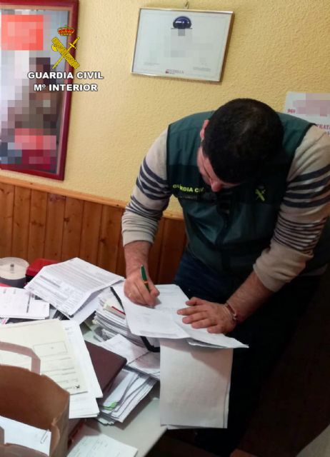 La Guardia Civil esclarece medio centenar de estafas en la contratación de pólizas de seguro para vehículos en Beniel - 1, Foto 1