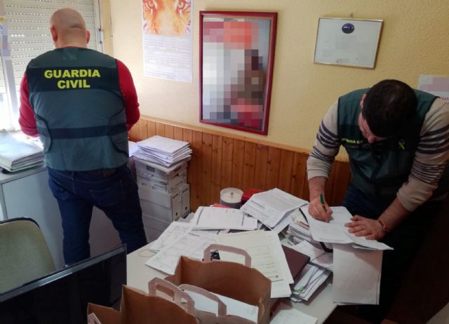 La Guardia Civil esclarece medio centenar de estafas en la contratación de pólizas de seguro para vehículos en Beniel - 2, Foto 2