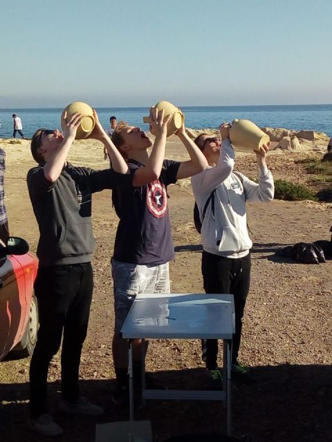 Desde la concejalía de medio ambiente se ha llevado a cabo una jornada de concienciación y cuidado del medio ambiente en la costa de Cabo Cope - 1, Foto 1
