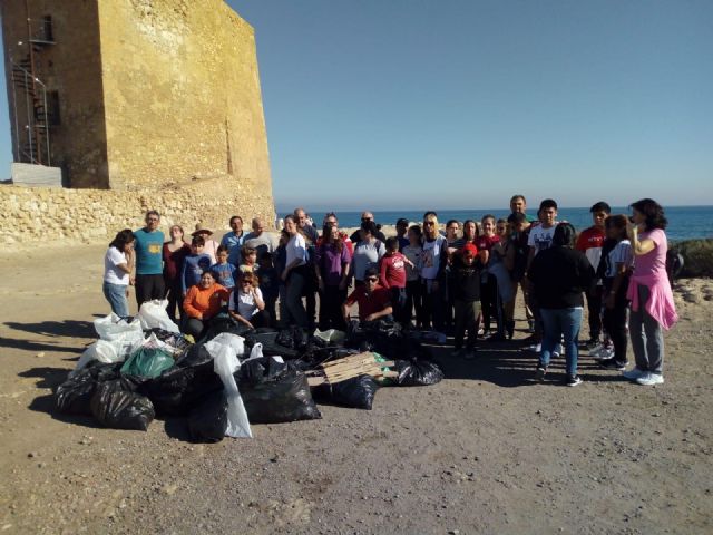 Desde la concejalía de medio ambiente se ha llevado a cabo una jornada de concienciación y cuidado del medio ambiente en la costa de Cabo Cope - 3, Foto 3