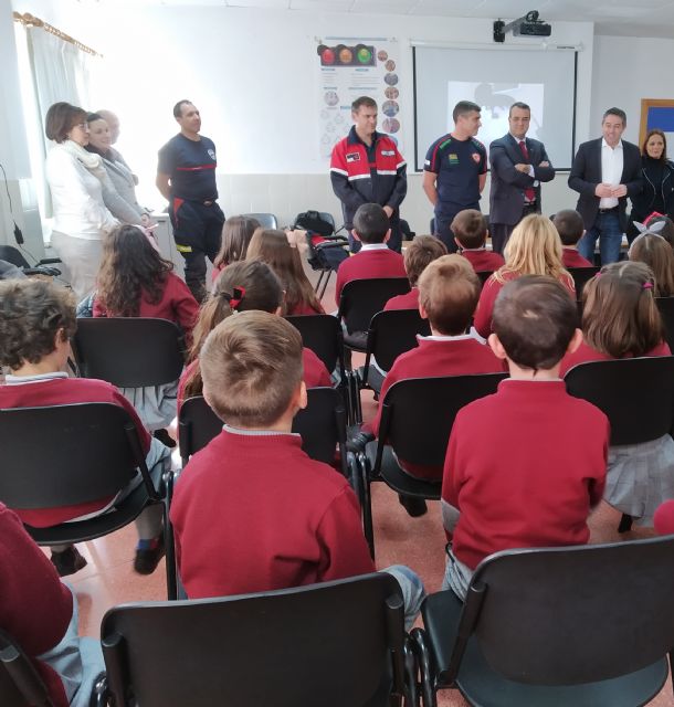 Escolares y mayores de Alcantarilla aprenden a prevenir fuegos con profesionales del Consorcio de Extinción de Incendios - 1, Foto 1