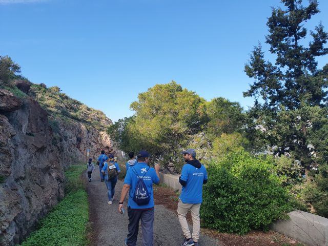Voluntarios participan en una jornada de senderismo y reforestación - 2, Foto 2