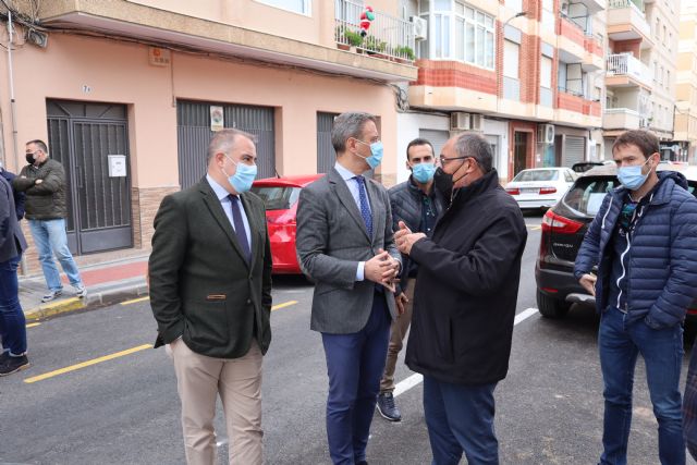 El edil de Urbanismo visita junto al consejero de Presidencia las obras desarrolladas en la calle Fuensanta - 1, Foto 1
