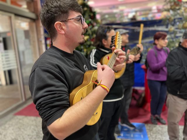 Las cuadrillas jóvenes toman el relevo para mantener viva la tradición y alegrarán las compras navideñas - 2, Foto 2