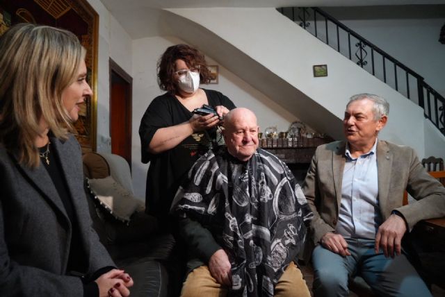 Una treintena de personas mayores de Ojós reciben el servicio de peluquería a domicilio con el programa regional 'Cercanos' - 1, Foto 1