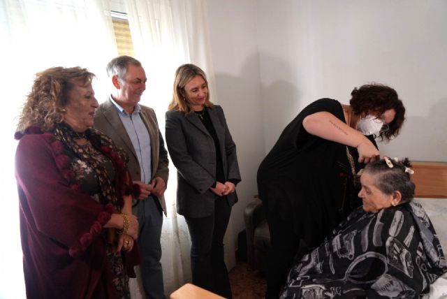 Una treintena de personas mayores de Ojós reciben el servicio de peluquería a domicilio con el programa regional 'Cercanos' - 2, Foto 2