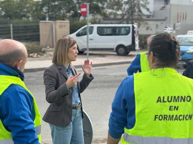 La rotonda situada junto al Complejo Deportivo Felipe VI ya luce su nuevo entorno mejorado - 2, Foto 2