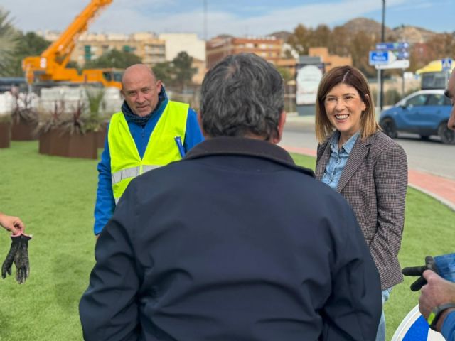La rotonda situada junto al Complejo Deportivo Felipe VI ya luce su nuevo entorno mejorado - 3, Foto 3