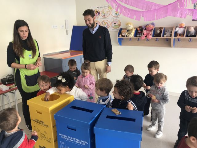 El Ayuntamiento distribuirá 600 papeleras amarillas y azules donadas por Ecoembes en centros de enseñanza y dependencias municipales para fomentar el reciclaje - 1, Foto 1
