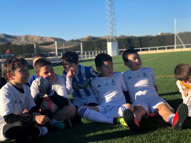 Los alumnos de la Escuela Socio-Deportiva del Real Madrid realizan sus entrenamientos en el renovado Campo de Fútbol de Puerto Lumbreras - 1, Foto 1