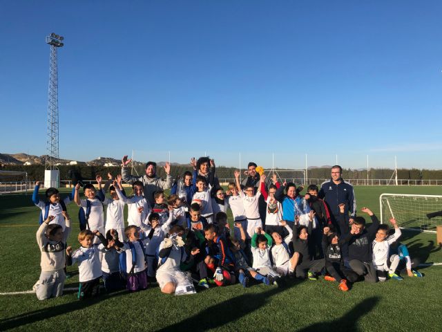 Los alumnos de la Escuela Socio-Deportiva del Real Madrid realizan sus entrenamientos en el renovado Campo de Fútbol de Puerto Lumbreras - 2, Foto 2