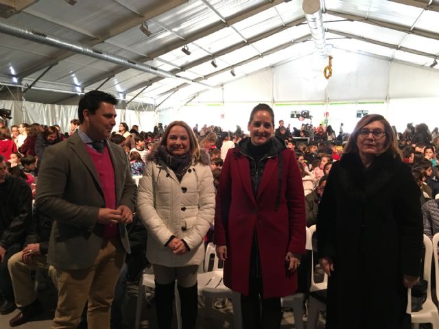 Mil doscientos alumnos de la comarca asistieron a la representación benéfica del musical “Mamma Mía” protagoniza por alumnos del IES “Alfonso X El Sabio” - 1, Foto 1