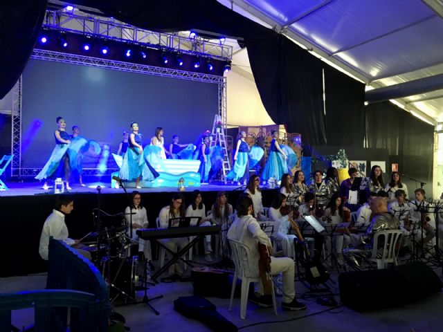 Mil doscientos alumnos de la comarca asistieron a la representación benéfica del musical “Mamma Mía” protagoniza por alumnos del IES “Alfonso X El Sabio” - 2, Foto 2