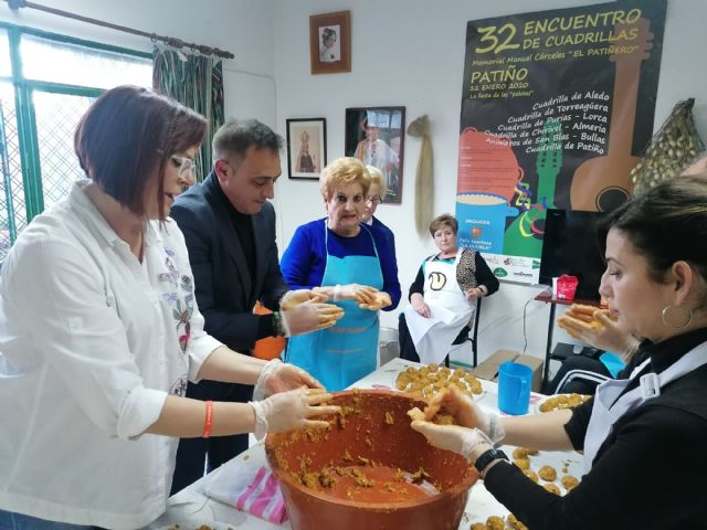 La vicepresidenta del Gobierno regional participa en la elaboración de las tradicionales Pelotas de Patiño - 2, Foto 2