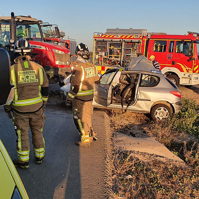 Trasladan al hospital a un hombre tras colisionar su vehículo con un tractor en Balsapintada - 1, Foto 1