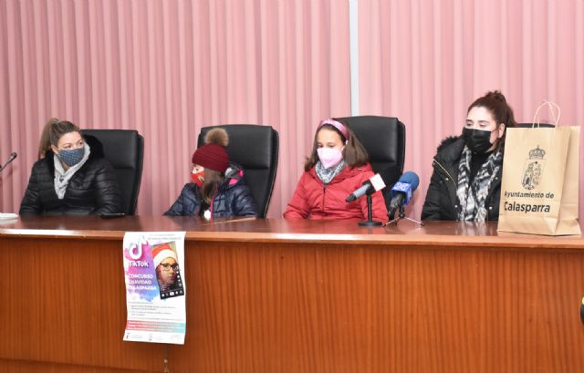 Entrega de premios a las ganadoras del concurso navideño de TIK-TOK - 1, Foto 1