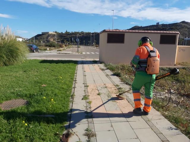 El Ayuntamiento pone en marcha una campaña de limpieza de choque en las calles de Águilas que ha comenzado esta semana en la zona de Los Jardines - 1, Foto 1