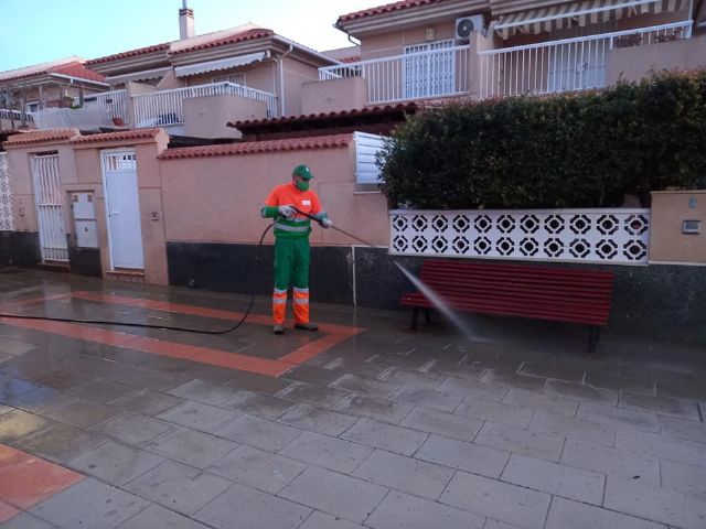 El Ayuntamiento pone en marcha una campaña de limpieza de choque en las calles de Águilas que ha comenzado esta semana en la zona de Los Jardines - 2, Foto 2