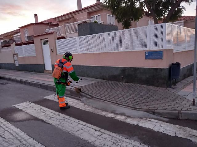 El Ayuntamiento pone en marcha una campaña de limpieza de choque en las calles de Águilas que ha comenzado esta semana en la zona de Los Jardines - 3, Foto 3