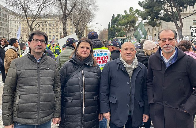 El alcalde de Cieza acude a la concentración convocada por los regantes en Madrid - 1, Foto 1