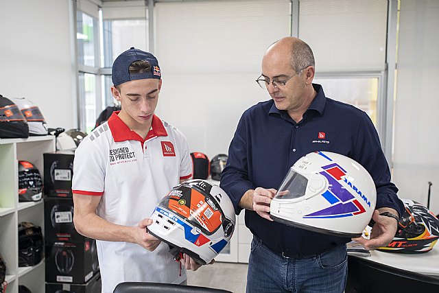 Pedro Acosta visita las oficinas y el banco de pruebas de MT Helmets - 2, Foto 2