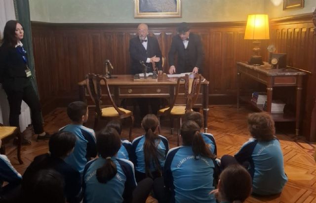 La Asociación Carmesí enseña las riquezas modernitas del Palacio de Aguirre a los escolares del Virgen del Carmen - 2, Foto 2