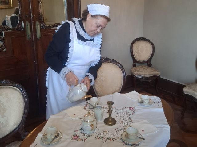 La Asociación Carmesí enseña las riquezas modernitas del Palacio de Aguirre a los escolares del Virgen del Carmen - 3, Foto 3