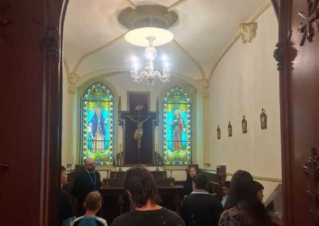 La Asociación Carmesí enseña las riquezas modernitas del Palacio de Aguirre a los escolares del Virgen del Carmen - 4, Foto 4