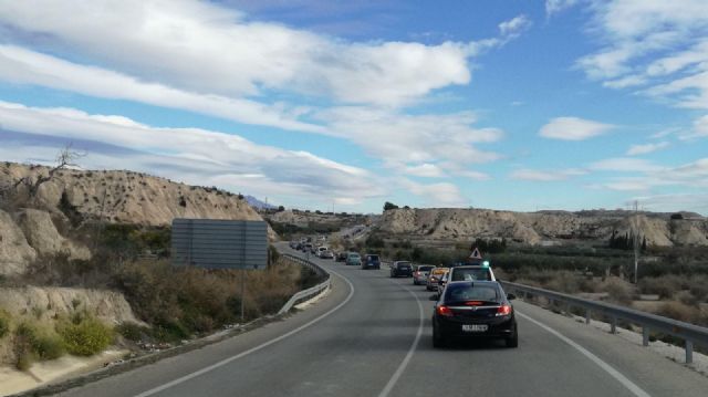 Diego Conesa y María José Pérez Cerón acompañan a los vecinos de la Plataforma por el arreglo definitivo de la RM - 531 - 1, Foto 1