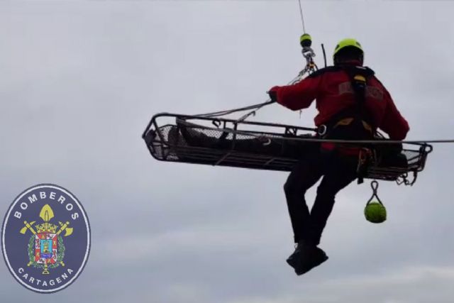 Bomberos de Cartagena evacúan a dos senderistas en Cala Boletes - 1, Foto 1
